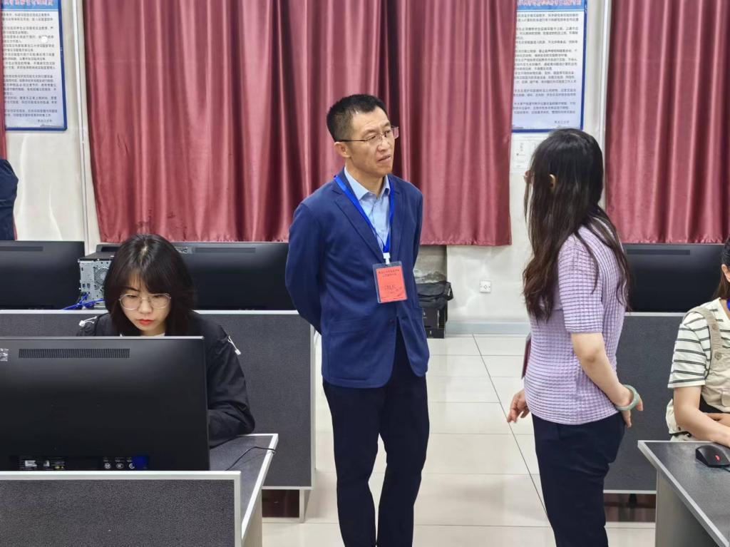 图片包含 窗帘, 人, 女人, 桌子描述已自动生成